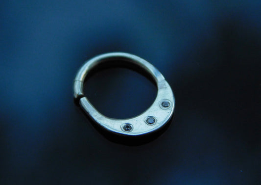 טבעת מחיצת ירח עם 3 זירקונים