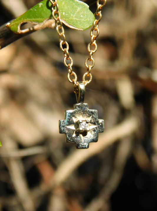 תליון זהב צ'אקאנה עם יהלום