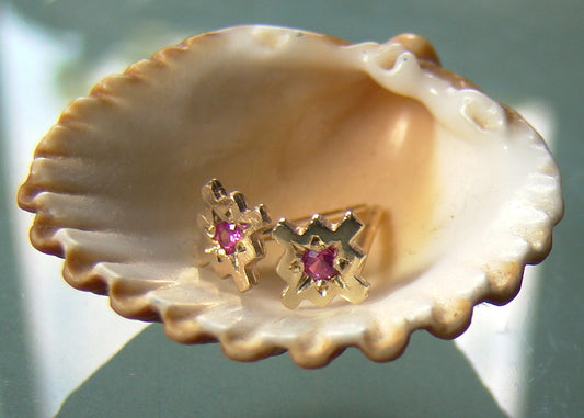 עגילים צמודים זעירים