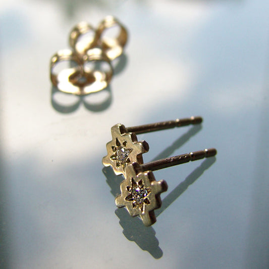 עגילי סטוד קטנים מזהב טהור עם יהלומים עדינים