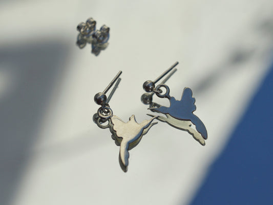 עגילי יונק הדבש מתנדנדים