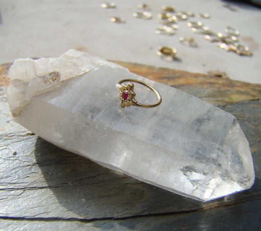 עגילי חישוק זהב, פירסינג צלב, זהב טראגוס, דיית, הליקס, צ'אקנה, צלב אינקה, נזם חישוק שבטי, נזם, אבן חן רובי, זהב מלא