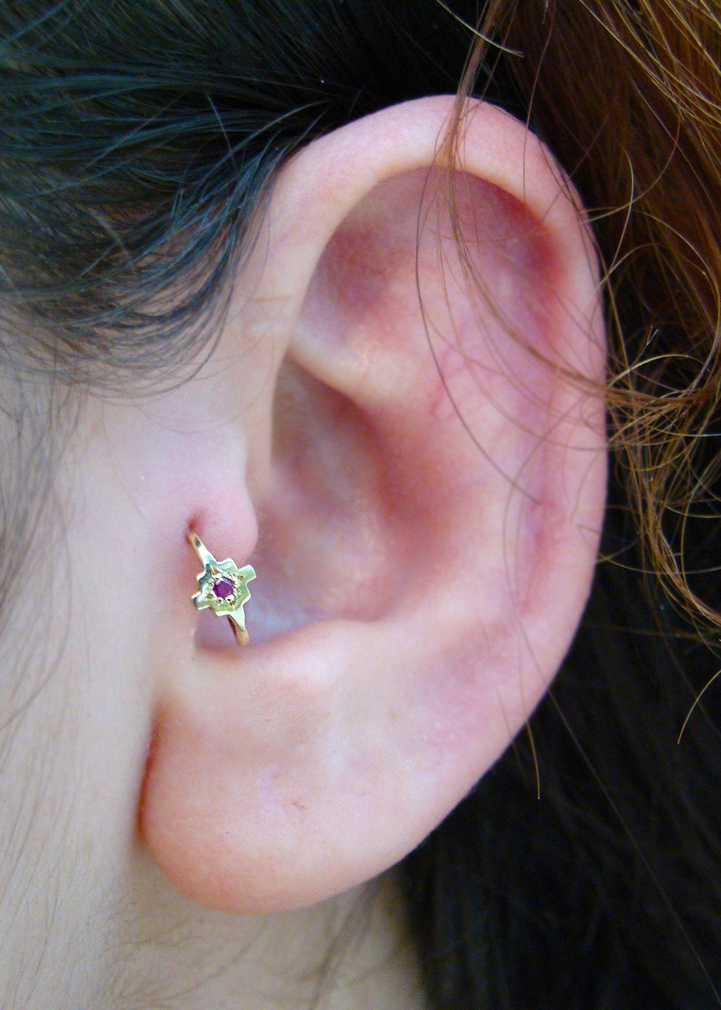 נזם חישוק לאף צ'אקאנה זהב עם רובי