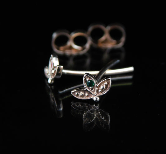 עגילי זהב זעירים בצורת אמרלד