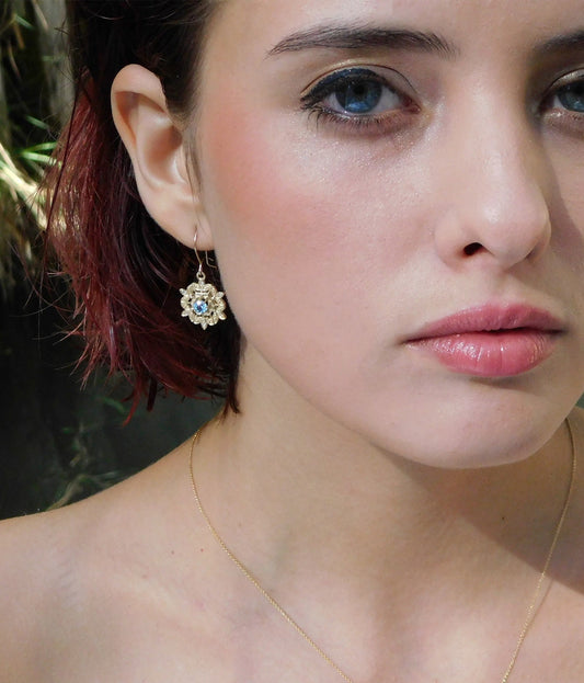 עגילי טופז כחול ויהלומים זהב 14 קאראט פתית שלג