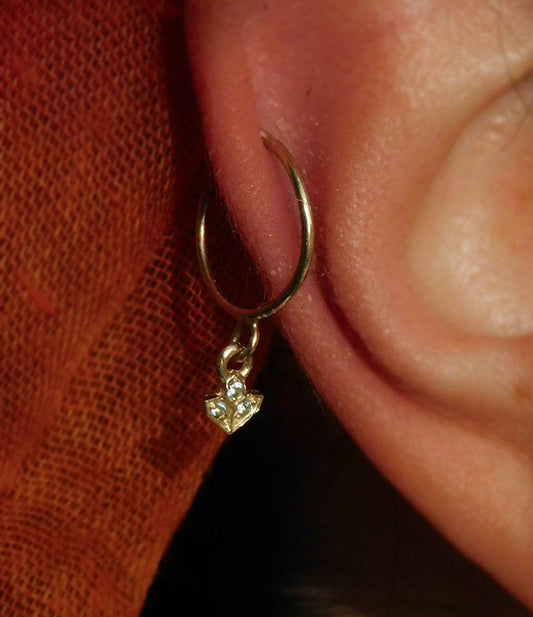 עגילי חישוק לוטוס זהב טופז, עגיל טראגוס סחוס, עגיל פרח זהב, עגיל לוטוס, עגילי זהב מלא, לוטוס, טופז כחול