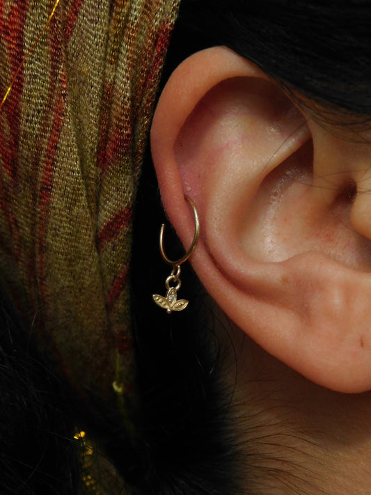 עגילי חישוק טרגוס טופז כחול לוטוס כחול