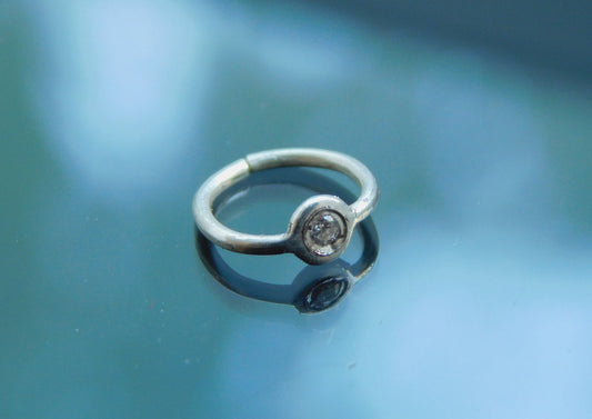 טבעת נקודה שטוחה מכסף עם זירקון