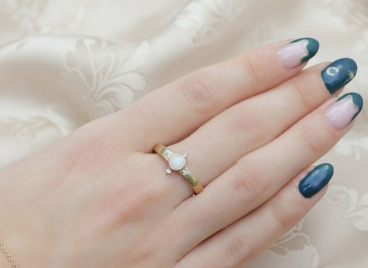 טבעת מחלב אם קלאסית מזהב ויהלומים