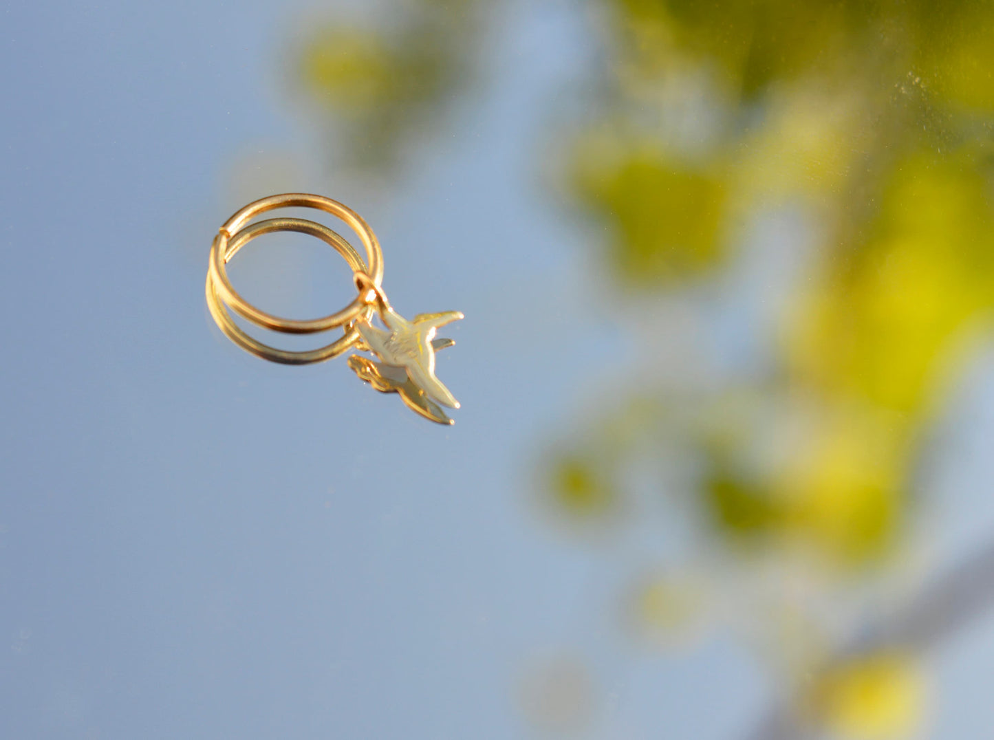 עגילי יונק דבש זהב תלויים