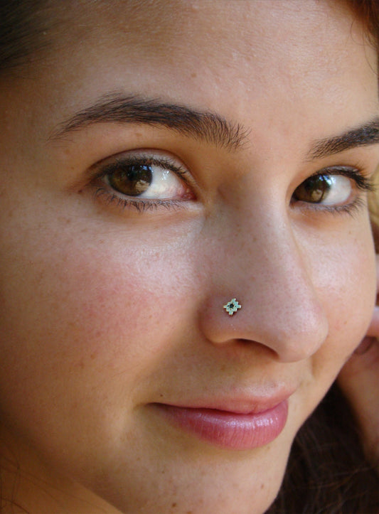 Sapphire nose stud