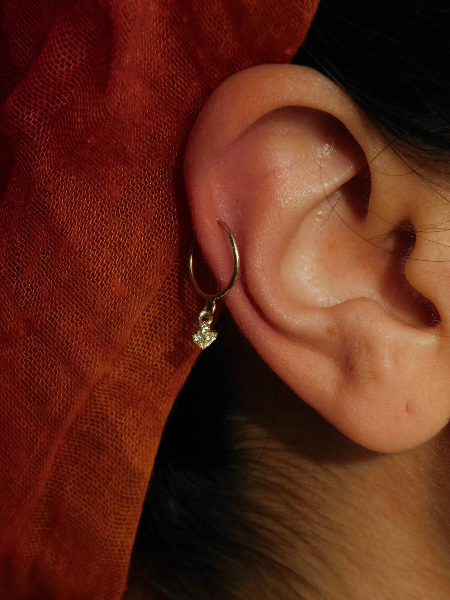 עגילי חישוק טופז כחולים